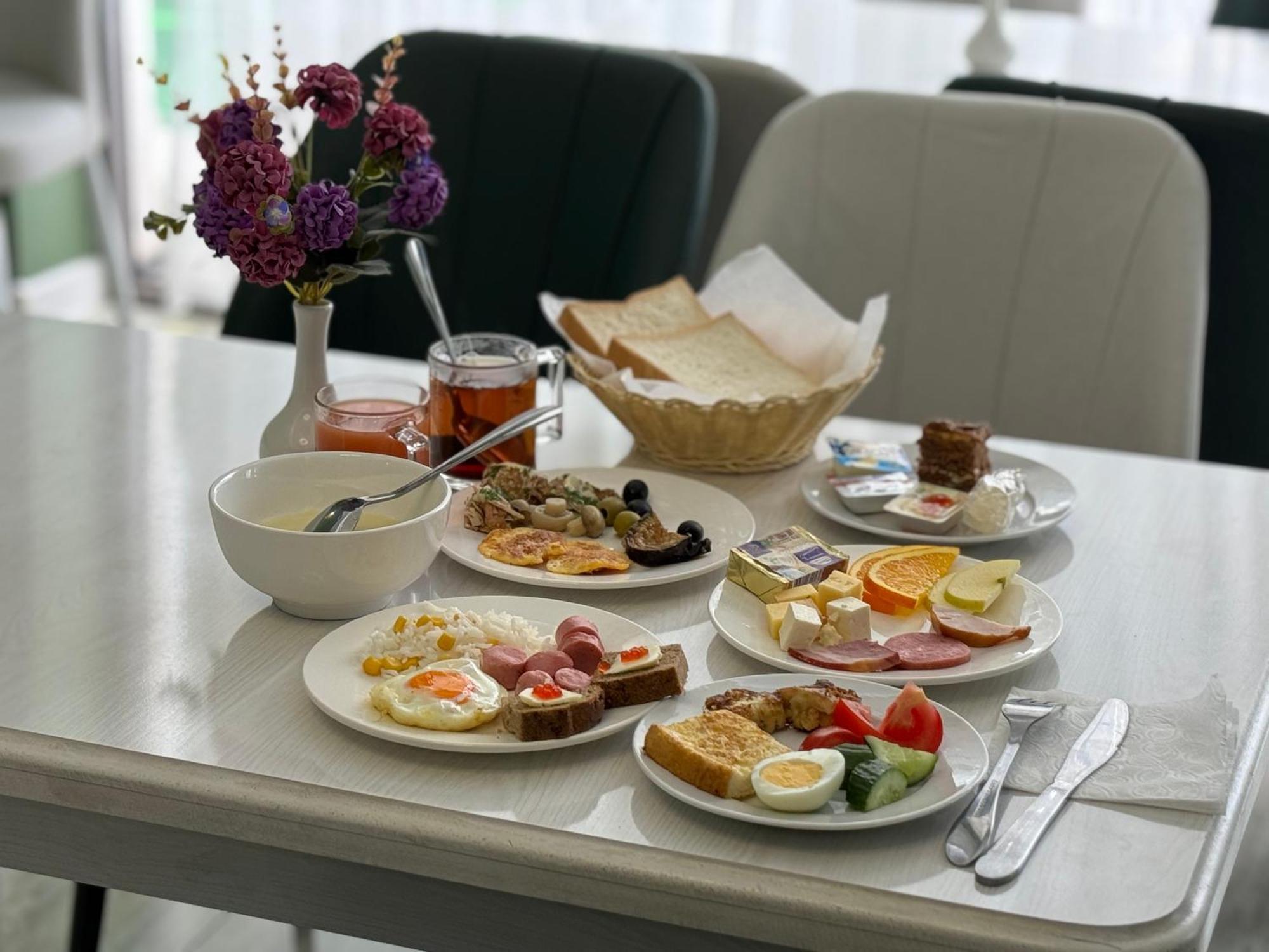 Resident Hotel Tashkent Bagian luar foto